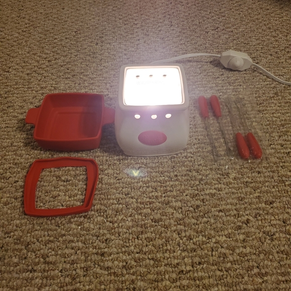 Velata Fun Fondue Warmer Maraschino Curve Red By Scentsy RETIRED - Picture 4 of 5